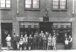 Fam. Meerding & Goedhart en personeel voor de zaak. Links : Klaas Meerding - rechts : Willem Goedhart. 1930